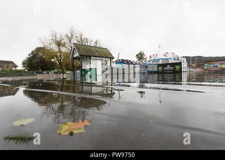 Lake Windermere Cumbria UK 14. Oktober Lake Windermere Ebene stieg um 1 Meter in 24 Stunden. Bowness Bay .2 Kreuzfahrt Stege unter Wasser - aber alle von Steamer Pier. 2 Fahrkartenschalter überflutet & Teile der Promenade. Credit: Gordon Shoosmith/Alamy leben Nachrichten Stockfoto