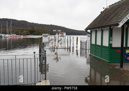 Lake Windermere Cumbria UK 14. Oktober Lake Windermere Ebene stieg um 1 Meter in 24 Stunden. Bowness Bay .2 Kreuzfahrt Stege unter Wasser - aber alle von Steamer Pier. 2 Fahrkartenschalter überflutet & Teile der Promenade. Credit: Gordon Shoosmith/Alamy leben Nachrichten Stockfoto