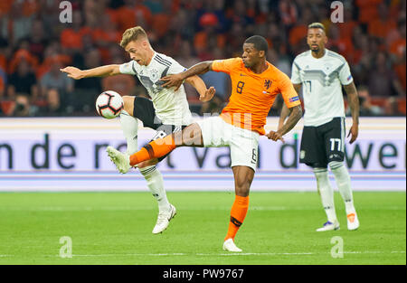 Amsterdam, Niederlande. Oktober 13, 2018 Joshua KIMMICH, DFB 18 konkurrieren um die Kugel, Bekämpfung, Duell, Schneidwerk gegen Georginio WIJNALDUM, NL 8, Die nächsten Jerome BOATENG, Nr. 17 DFB-NIEDERLANDE - DEUTSCHLAND 3-0 Fußballnationen Liga, Saison 2018/2019, Amsterdam, Niederlande, 13. Oktober 2018. © Peter Schatz/Alamy leben Nachrichten Stockfoto