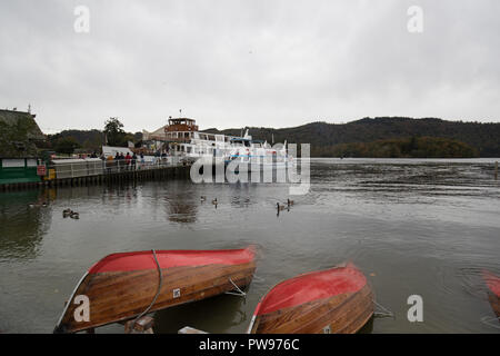 Lake Windermere Cumbria UK 14. Oktober Lake Windermere Ebene stieg um 1 Meter in 24 Stunden. Bowness Bay .2 Kreuzfahrt Stege unter Wasser - aber alle von Steamer Pier. 2 Fahrkartenschalter überflutet & Teile der Promenade. Credit: Gordon Shoosmith/Alamy leben Nachrichten Stockfoto