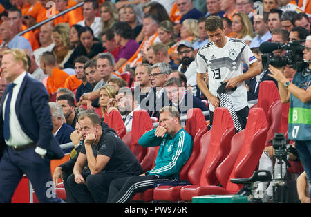 Amsterdam, Niederlande. Oktober 13, 2018 Thomas Mueller, DFB 13 Andreas Koepke, Torwart Trainer DFB, Ändern, Substitution, traurig, enttäuscht, wütend, Emotionen, Enttäuschung, Frustration, Frustration, Traurigkeit, Verzweiflung, Hoffnungslosigkeit, NIEDERLANDE - DEUTSCHLAND 3-0 Fußballnationen Liga, Saison 2018/2019, Amsterdam, Niederlande, 13. Oktober 2018. © Peter Schatz/Alamy leben Nachrichten Stockfoto