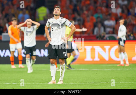 Amsterdam, Niederlande. Oktober 13, 2018 Mats HUMMELS, DFB 5 Joshua KIMMICH, DFB 18 Leroy SANE, DFB 19 traurig nach eine große Chance für Ziel, enttäuscht, wütend, Emotionen, Enttäuschung, Frustration, Frustration, Traurigkeit, Verzweiflung, Hoffnungslosigkeit, NIEDERLANDE - DEUTSCHLAND 3-0 Fußballnationen Liga, Saison 2018/2019, Amsterdam, Niederlande, 13. Oktober 2018. © Peter Schatz/Alamy leben Nachrichten Stockfoto