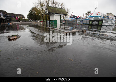 Lake Windermere Cumbria UK 14. Oktober Lake Windermere Ebene stieg um 1 Meter in 24 Stunden. Bowness Bay .2 Kreuzfahrt Stege unter Wasser - aber alle von Steamer Pier. 2 Fahrkartenschalter überflutet & Teile der Promenade. Credit: Gordon Shoosmith/Alamy leben Nachrichten Stockfoto