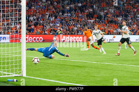 Amsterdam, Niederlande. Oktober 13, 2018 Georginio WIJNALDUM, NL 8 schießen Ziel für 3-0 gegen Manuel Neuer, DFB 1, Matthias GINTER, DFB 4 Joshua KIMMICH, DFB 18 zu spät NIEDERLANDE - DEUTSCHLAND 3-0 Fußballnationen Liga, Saison 2018/2019, Amsterdam, Niederlande, 13. Oktober 2018. © Peter Schatz/Alamy leben Nachrichten Stockfoto