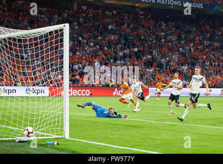 Amsterdam, Niederlande. Oktober 13, 2018 Georginio WIJNALDUM, NL 8 schießen Ziel für 3-0 gegen Manuel Neuer, DFB 1, Matthias GINTER, DFB 4 Joshua KIMMICH, DFB 18 zu spät NIEDERLANDE - DEUTSCHLAND 3-0 Fußballnationen Liga, Saison 2018/2019, Amsterdam, Niederlande, 13. Oktober 2018. © Peter Schatz/Alamy leben Nachrichten Stockfoto