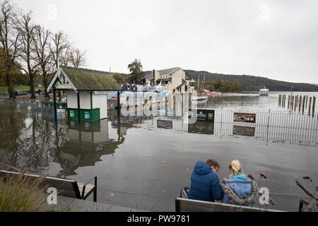 Lake Windermere Cumbria UK 14. Oktober Lake Windermere Ebene stieg um 1 Meter in 24 Stunden. Bowness Bay .2 Kreuzfahrt Stege unter Wasser - aber alle von Steamer Pier. 2 Fahrkartenschalter überflutet & Teile der Promenade. Credit: Gordon Shoosmith/Alamy leben Nachrichten Stockfoto