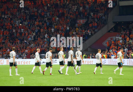 Amsterdam, Niederlande. Oktober 13, 2018 Mats HUMMELS, DFB 5 Thomas Mueller, DFB 13 Jonas HECTOR, DFB 3 Matthias GINTER, DFB 4 Julian BRANDT, DFB 10 Jerome BOATENG, Nr. 17 DFB Joshua KIMMICH, DFB 18 Julian BRANDT, DFB 10 Mark UTH, DFB 23 traurig, enttäuscht, wütend, Emotionen, Enttäuschung, Frustration, Frustration, Traurigkeit, Verzweiflung, Hoffnungslosigkeit, NIEDERLANDE - DEUTSCHLAND 3-0 Fußballnationen Liga, Saison 2018/2019, Amsterdam, Niederlande, 13. Oktober 2018. © Peter Schatz/Alamy leben Nachrichten Stockfoto