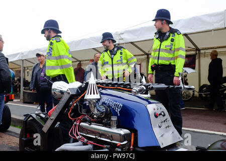 Brighton UK 14. Oktober 2018 - Polizisten melden Sie Tausende von Bikern und benutzerdefinierte Auto Enthusiasten genießen dieser Jahre Brightona Motorrad Fall zusammen Madeira Drive auf Brighton Seafront, das Geld für die Sussex Herz Liebe: Simon Dack/Alamy leben Nachrichten Stockfoto