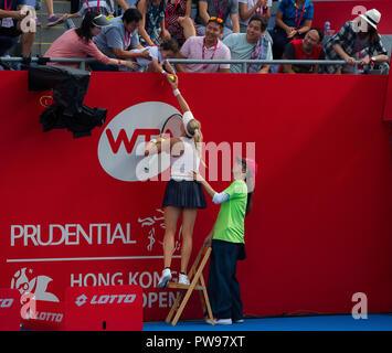 Hongkong, China. 14 Okt, 2018. Dayana Yastremska der Ukraine feiert den Gewinn der 2018 Prudential Hong Kong Tennis Open WTA International Tennis Turnier Quelle: AFP 7/ZUMA Draht/Alamy leben Nachrichten Stockfoto