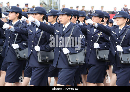 Asaka, Japan. 14 Okt, 2018. Mitglieder der weiblichen Soldaten japanische Luft's Self Defense Force März während der jährlichen militärischen Überprüfung am Boden Self Defense Force Asaka Training Ground, Vorort von Tokio am Sonntag, 14. Oktober 2018. 4.000 militärische personels, 260 militärische Fahrzeuge und 40 Flugzeuge nahmen die Parade. Credit: Yoshio Tsunoda/LBA/Alamy leben Nachrichten Stockfoto