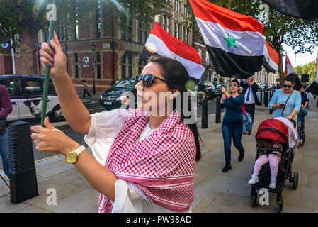 Oktober 13, 2018 - London, UK. 13. Oktober 2018. Die Demonstranten gehen in Parliament Square, die Fahnen der Al Ahwaz Befreiungsorganisation (ALO), durch Al Ahwaz im Jahre 1920 angenommen, und protestierten lautstark mit Blick auf die Häuser des Parlaments für den Iran die Unterdrückung ihres Volkes zu beenden und aus ihrem Land zu erhalten. Al Ahwaz, die nördliche Seite des Persischen Golfs wurde unter britische Kontrolle bis 1925, mit der Bevölkerung genießen erhebliche Autonomie als Arabistan. Das Emirat wurde durch den Persischen Regimes nach einer Rebellion im Jahre 1924 und der Bereich von persischen Truppen besetzt aufgelöst, und ein Verfahren Stockfoto