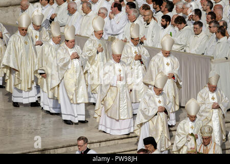 Vatikan, Vatikan. 14. Oktober, 2018. Papst Franziskus führt eine Heiligsprechung Zeremonie in St. Peter's Square. Papst Franziskus spricht zwei der wichtigsten und angefochtenen Zahlen des 20. Jahrhunderts, Katholische Kirche, Papst Paul VI. und die gemarterten Salvadorianische Erzbischof Oscar Romero als Modelle der Heiligkeit für die Gläubigen heute. Credit: Giuseppe Ciccia/Alamy leben Nachrichten Stockfoto