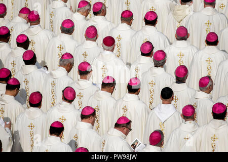 Vatikan, Vatikan. 14. Oktober, 2018. Papst Franziskus führt eine Heiligsprechung Zeremonie in St. Peter's Square. Papst Franziskus spricht zwei der wichtigsten und angefochtenen Zahlen des 20. Jahrhunderts, Katholische Kirche, Papst Paul VI. und die gemarterten Salvadorianische Erzbischof Oscar Romero als Modelle der Heiligkeit für die Gläubigen heute. Credit: Giuseppe Ciccia/Alamy leben Nachrichten Stockfoto