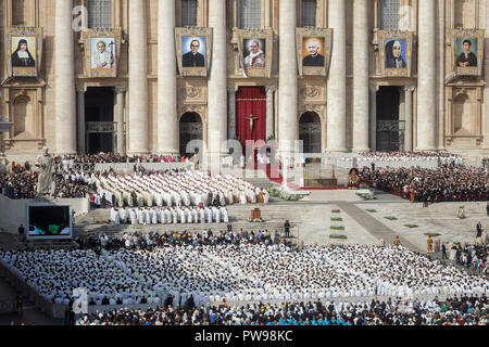 Vatikan, Vatikan. 14. Oktober, 2018. Papst Franziskus führt eine Heiligsprechung Zeremonie in St. Peter's Square. Papst Franziskus spricht zwei der wichtigsten und angefochtenen Zahlen des 20. Jahrhunderts, Katholische Kirche, Papst Paul VI. und die gemarterten Salvadorianische Erzbischof Oscar Romero als Modelle der Heiligkeit für die Gläubigen heute. Credit: Giuseppe Ciccia/Alamy leben Nachrichten Stockfoto