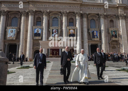 Vatikan, Vatikan. 14. Oktober, 2018. Papst Franziskus führt eine Heiligsprechung Zeremonie in St. Peter's Square. Papst Franziskus spricht zwei der wichtigsten und angefochtenen Zahlen des 20. Jahrhunderts, Katholische Kirche, Papst Paul VI. und die gemarterten Salvadorianische Erzbischof Oscar Romero als Modelle der Heiligkeit für die Gläubigen heute. Credit: Giuseppe Ciccia/Alamy leben Nachrichten Stockfoto