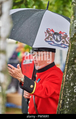 Southwick, UK. 14. Oktober 2018. Sonnenschirme überall auf einem sehr regnerischen Tag in Southwick, East Midlands, England, 14. Oktober 2018, für die 2018 Welt conker Meisterschaften. Quelle: Michael Foley/Alamy leben Nachrichten Stockfoto