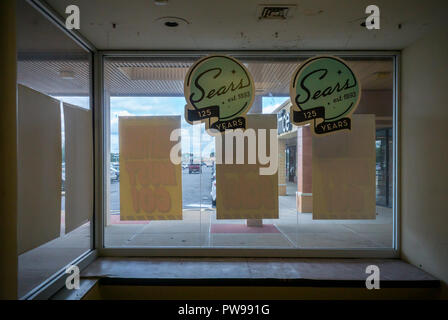 New York, USA. 14 Okt, 2018. Die bald zu schließen Sears Stores in New Hyde Park, NY am Samstag, 13. Oktober 2018. Sears Holdings ist ein Deal mit den Kreditgebern gemacht zu haben und ist für die Einreichung Kapitel 11 Konkurs am 14. Oktober. (© Richard B. Levine) Credit: Richard Levine/Alamy leben Nachrichten Stockfoto