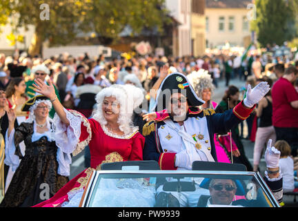 Neustadt, Deutschland. 14 Okt, 2018. 'Napoleon' mit 'Josephine' vom Dorfplatz hexen Meckenheim Welle am Winzerfest Parade. Nach Angaben der Veranstalter rund 100 Zugnummern und über 100.000 Zuschauer werden nehmen Sie teil an Deutschlands größte Winzer Parade in Edenkoben. Foto: Andreas Arnold/dpa Quelle: dpa Picture alliance/Alamy Leben Nachrichten Quelle: dpa Picture alliance/Alamy Leben Nachrichten Quelle: dpa Picture alliance/Alamy leben Nachrichten Stockfoto