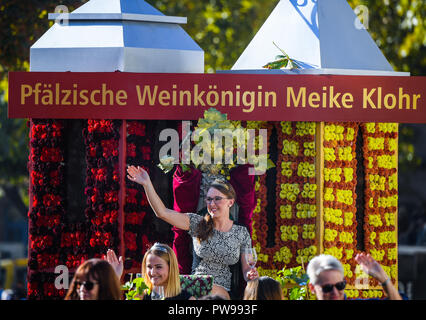 Neustadt, Deutschland. 14 Okt, 2018. Meike Klohr, pfälzische Weinkönigin, begrüßt das Publikum am Winzerfest Parade. Nach Angaben der Veranstalter rund 100 Zugnummern und über 100.000 Zuschauer werden nehmen Sie teil an Deutschlands größte Winzer Parade in Edenkoben. Foto: Andreas Arnold/dpa Quelle: dpa Picture alliance/Alamy Leben Nachrichten Quelle: dpa Picture alliance/Alamy Leben Nachrichten Quelle: dpa Picture alliance/Alamy leben Nachrichten Stockfoto