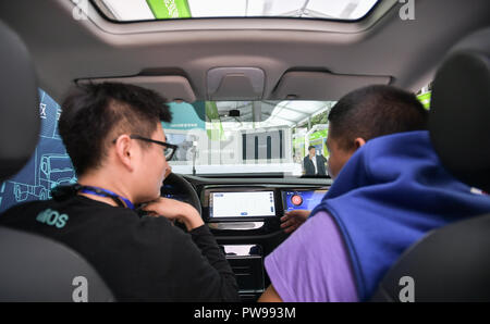 Chengdu. 9. Okt., 2018. Foto am Okt. 9, 2018 zeigt ein intelligentes Auto Cockpit System während der 2018 Nationale Messe für Innovation und unternehmerische Initiative Woche in Chengdu, Provinz Sichuan im Südwesten Chinas. Die einwöchige Veranstaltung läuft vom 9. Oktober bis 15. Credit: Li Wie /Xinhua/Alamy leben Nachrichten Stockfoto