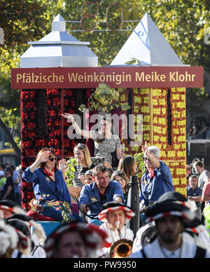 Neustadt, Deutschland. 14 Okt, 2018. Meike Klohr (C), Pfälzer Weinkönigin, begrüßt das Publikum am Winzerfest Parade. Nach Angaben der Veranstalter rund 100 Zugnummern und über 100.000 Zuschauer werden nehmen Sie teil an Deutschlands größte Winzer Parade in Edenkoben. Foto: Andreas Arnold/dpa Quelle: dpa Picture alliance/Alamy Leben Nachrichten Quelle: dpa Picture alliance/Alamy Leben Nachrichten Quelle: dpa Picture alliance/Alamy leben Nachrichten Stockfoto