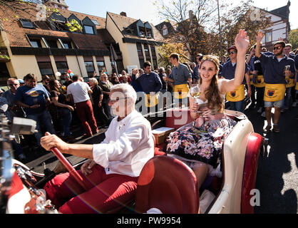 Neustadt, Deutschland. 14 Okt, 2018. Die edesheim Wein Prinzessin Nina I. grüßt die Zuschauer aus einem Jahrgang Cabrio. Nach Angaben der Veranstalter rund 100 Zugnummern und über 100.000 Zuschauer werden nehmen Sie teil an Deutschlands größte Winzer Parade in Edenkoben. Foto: Andreas Arnold/dpa Quelle: dpa Picture alliance/Alamy Leben Nachrichten Quelle: dpa Picture alliance/Alamy Leben Nachrichten Quelle: dpa Picture alliance/Alamy leben Nachrichten Stockfoto