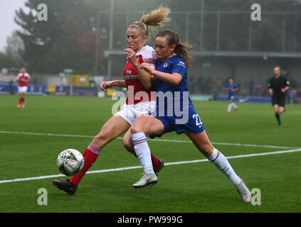 Kingston upon Thames, Großbritannien. 14. Oktober. 2018 L-R Lea Williamson von Arsenal und Chelsea Damen Erin Cuthbert während Super Der FA Frauen Liga Match zwischen dem FC Chelsea und Arsenal an Kingsmeadow Stadion, Kingston upon Thames, England am 14. Okt 2018. Kredit Aktion Foto Sport Foto Credit: Action Sport / alamy Leben Nachrichten Stockfoto