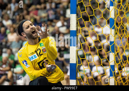 Berlin, Deutschland. 14. Oktober 2018. Handball: Bundesliga, Fuechse Berlin vs TBV Lemgo Lippe, Spieltag 9: Berlins Torwart Silvio Heinevetter Beifall für ein Ziel, das er gehalten hat. Foto: Fabian Sommer/dpa Stockfoto