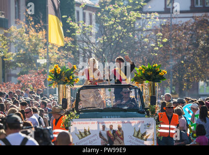 Neustadt, Deutschland. 14 Okt, 2018. Die knittelsheim tragen Königin Alexandra I. und König Thomas I. winken den Zuschauern am Winzerfest Parade. Nach Angaben der Veranstalter rund 100 Zugnummern und über 100.000 Zuschauer werden nehmen Sie teil an Deutschlands größte Winzer Parade in Edenkoben. Foto: Andreas Arnold/dpa Quelle: dpa Picture alliance/Alamy Leben Nachrichten Quelle: dpa Picture alliance/Alamy leben Nachrichten Stockfoto