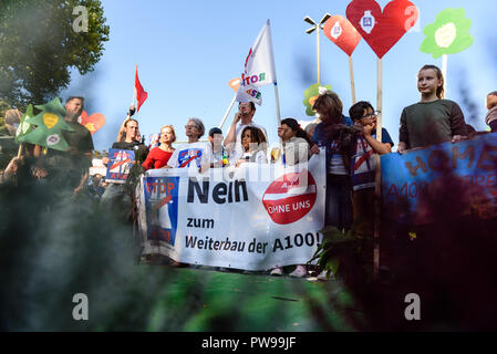 Berlin, Berlin, Deutschland. 14 Okt, 2018. Die Demonstranten werden gesehen, mit Plakaten und einem Banner geschrieben, keine Gebäude zu bauen, die die A100 während des Protestes. Protest gegen die geplante Autobahn A100, rund 60 Personen der Kreuzung am Elsenstra Park S-Bahn Station blockiert. Quelle: Markus Heine/SOPA Images/ZUMA Draht/Alamy leben Nachrichten Stockfoto