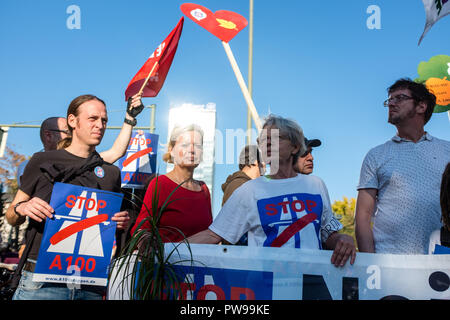 Berlin, Berlin, Deutschland. 14 Okt, 2018. Die Demonstranten werden gesehen, hält ein Plakat geschrieben hat halt ein 100 Während des Protestes. Protest gegen die geplante Autobahn A100, rund 60 Personen der Kreuzung am Elsenstra Park S-Bahn Station blockiert. Quelle: Markus Heine/SOPA Images/ZUMA Draht/Alamy leben Nachrichten Stockfoto