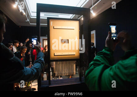 London UK. 14. Oktober 2018. Banksy's „Love in the bin“ ist vom 13. Bis 14. Oktober in der Sothebys in New Bond Street London öffentlich zu sehen. Das Kunstwerk, das früher als „das Mädchen mit einem Ballon“ bekannt war, wurde kurz nach dem Gewinnspiel zerkleinert und der Hammer fiel bei der Auktion und wurde am 5. Oktober für 1million £ an einen ausländischen Käufer verkauft. Gutschrift: amer Gazzal/Alamy Live News Stockfoto