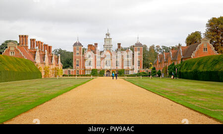 Blick auf den Haupteingang Blickling Hall von der B 1354 Road in der Nähe Aylsham, Norfolk, England, Vereinigtes Königreich, Europa. Stockfoto