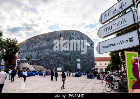 Wien, Österreich - 14. Juni 2014: Menschen ruhen in MQ-sozialen Zonen. Museumsquartier oder MQ ist ein großer Bereich in der Stadt Wien, Österreich, es ist die ho Stockfoto