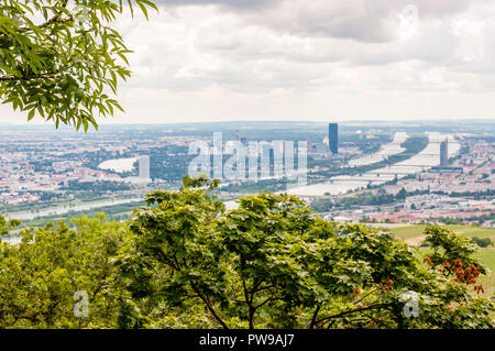 Die trübes Wetter bringt tolle Kontrast Ansicht für die Besucher und photogaphers. Die kahlenberg liegt im Wienerwald und ist eine der am meisten p Stockfoto