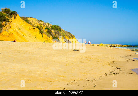1 Oktober 2018 Beachwalkers und Sonnenanbeter am Oura Praia Beach in Albufeira Portugal auf einem schönen heißen sunnyafternoon Stockfoto