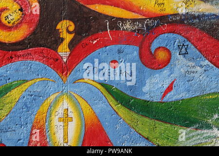 Nahaufnahme von "Graffiti Go Vegan" auf der Hymnus der Freude Wandmalerei von Fulvio Finna auf Berliner Mauer - East Side Gallery Stockfoto