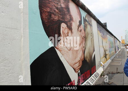 Brüderliche Kuss - Berliner Mauer' Kiss Malerei" an der East Side Gallery Stockfoto