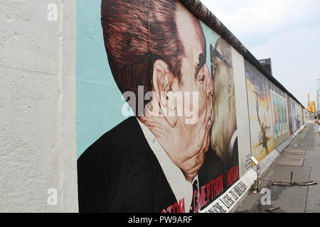 Brüderliche Kuss - Berliner Mauer' Kiss Malerei" an der East Side Gallery Stockfoto