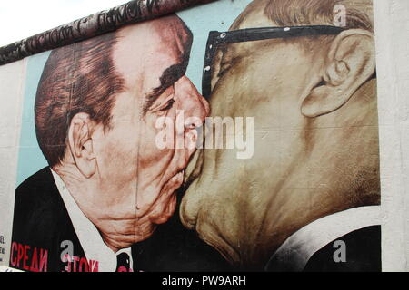 Brüderliche Kuss - Berliner Mauer' Kiss Malerei" an der East Side Gallery Stockfoto