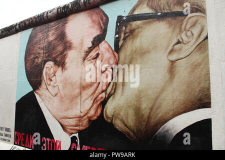 Brüderliche Kuss - Berliner Mauer' Kiss Malerei" an der East Side Gallery Stockfoto