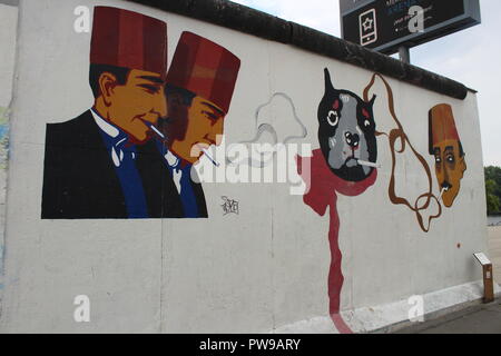 Lutz Pottien - Untitled Malerei/Collage auf der East Side Gallery, Berliner Mauer, Berlin, Deutschland Stockfoto