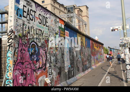 Kunst im öffentlichen Raum an der East Side Gallery der Berliner Mauer, Deutschland Stockfoto