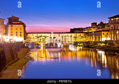 Die Brücke Ponte Vecchio und den Arno in Florenz am Abend ansehen, Region Toskana Italien Stockfoto