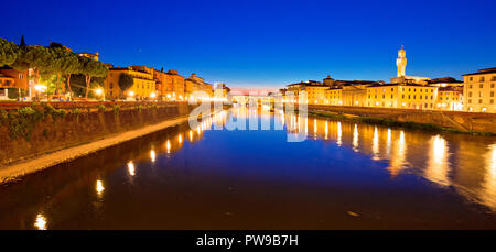 Die Brücke Ponte Vecchio und den Arno in Florenz am Abend ansehen, Region Toskana Italien Stockfoto