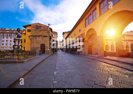 Ponte Vecchio in Florenz bei Sonnenaufgang, Region Toskana Italien Stockfoto