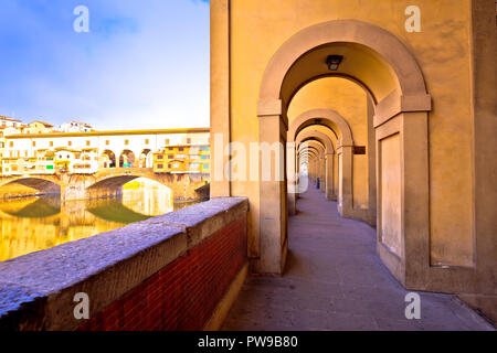Arno Küstenlinie und die Brücke Ponte Vecchio in Florenz, Toskana, Italien Stockfoto