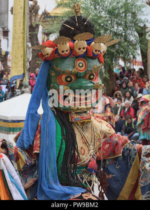 Eine maskierte Mönch bei einem traditionellen tibetischen buddhistischen Cham Tanz, Leh, Ladakh, Indien Stockfoto