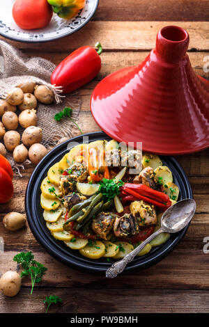 Marokkanische Tajine mit Fisch chermoula, Paprika und Kartoffel. Stockfoto