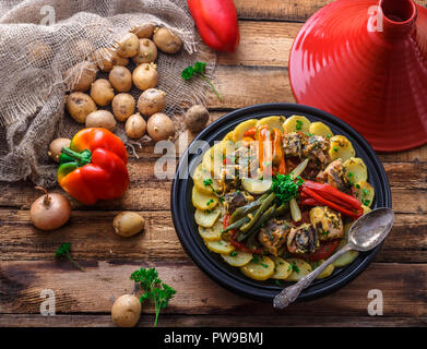 Marokkanische Tajine mit Fisch chermoula, Paprika und Kartoffel. Stockfoto